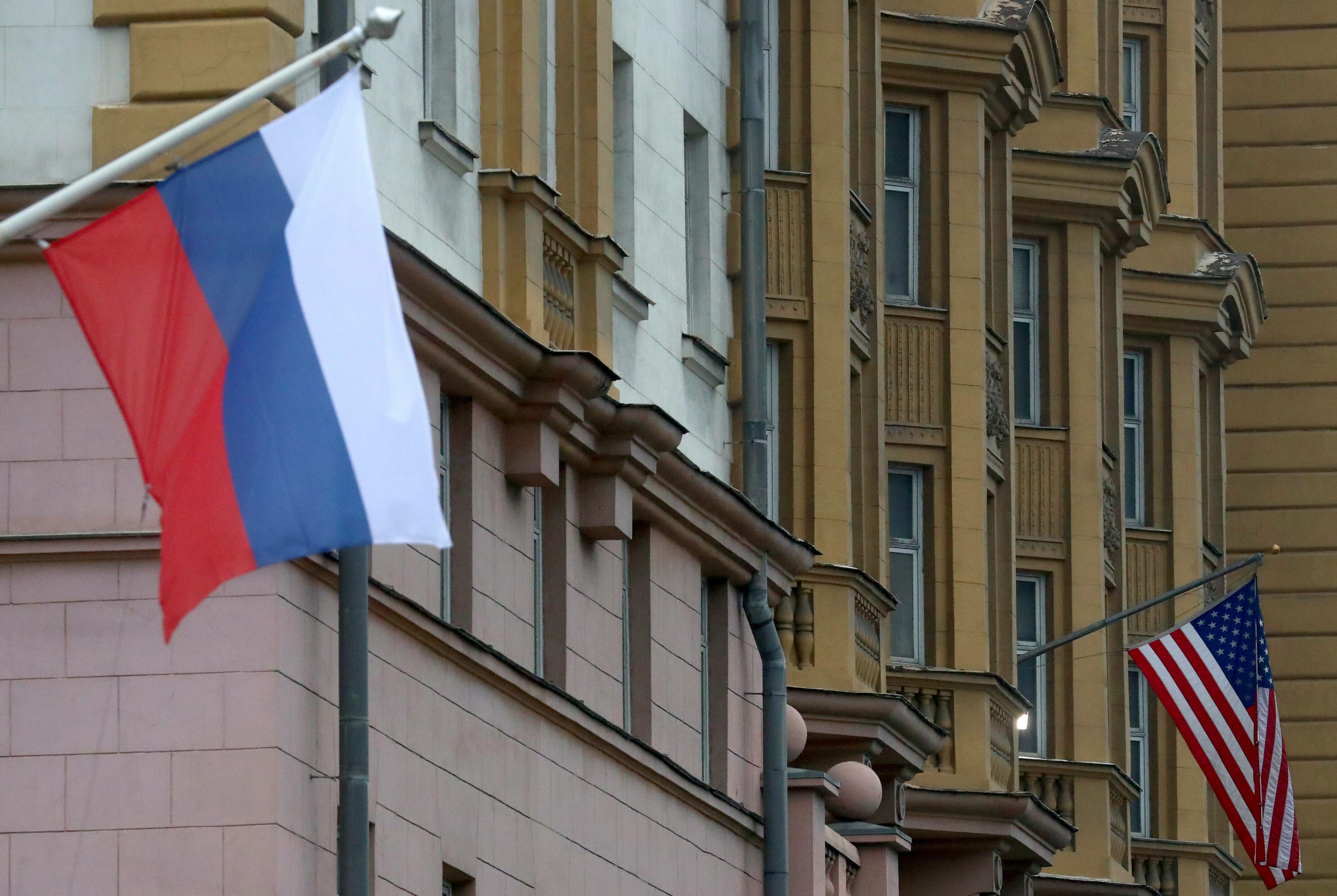 Посольство в вашингтоне. Посольство России в США. Русские посольства в США сейчас. Украинские флаг на здании МИД РФ. Белый дом с российским флагом.