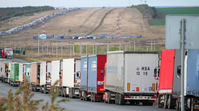 Ein langer Stau aus LKW.